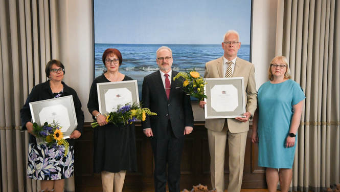 Krāsaina bilde, no kreisās Cildinājuma raksta saņēmējas Antra Mazūra un Meldra Usenko, Valsts prezidents Eglīs Levits, cildinājuma raksta saņēmējs Ainārs Lerhs un LNA direktore Māra Sprūdža