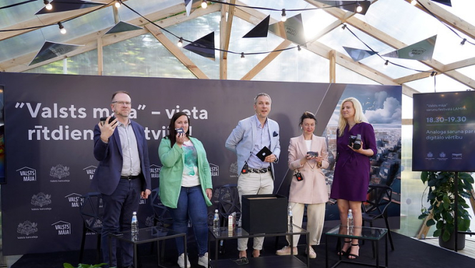 Krāsaina bilde, Analoga saruna par nākotnes digitālo vērtību, diskusijas brīdis uz Valsts mājas skatuves