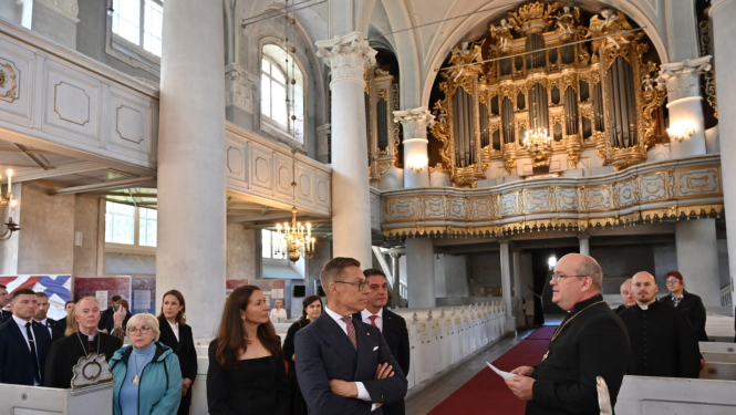 Krāsaina bilde, Somijas prezidenta vizītes programmas ietvaros Liepājā iepazinās ar LNA izstādi “Somu jēgeri Latvijā”