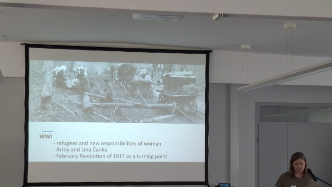 Krāsaina bilde, Latvijas Nacionālā arhīva vadošā pētniece Aiga Bērziņa-Kite uzstājas 77. Baltijas Vēstures komisijas ikgadējā konferencē 