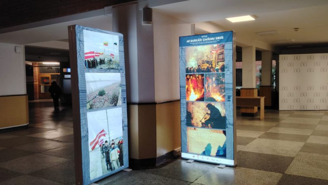 Krāsaina bilde, LNA izstāde “Ar barikāžu gaišumu sirdīs” Daugavpils Universitātē