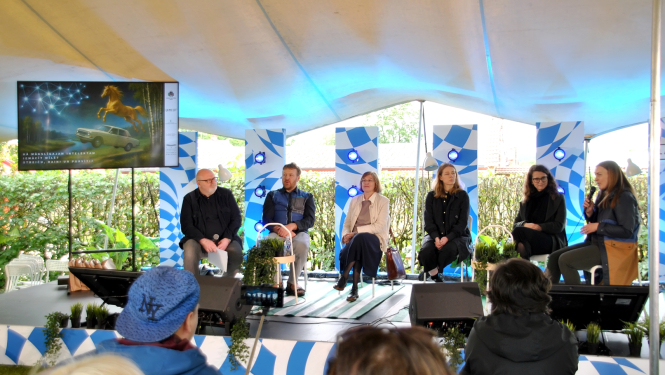 Krāsaina bilde, LNA diskusijas dalībnieki LAMPAs sarunu festivālā 2025.gada 20. jūnijā