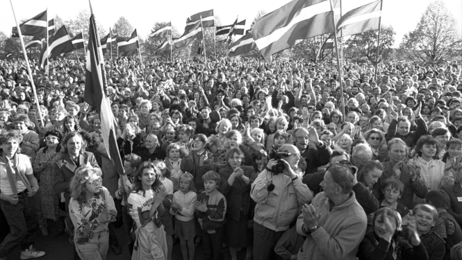 Melnbalta bilde, Pēc Latvijas PSR Augstākās Padomes deklarācijas “Par Latvijas Republikas neatkarības atjaunošanu” pieņemšanas. Rīga, 1990. gada 4. maijs. Fotogrāfi B. Koļesņikovs  un M. Bērsons. Latvijas Nacionālais arhīvs
