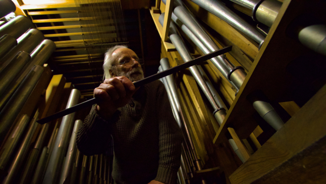 Krāsaina bilde, ērģeļbūvētājs A.Melnbārdis, Jāņa Skulmes foto