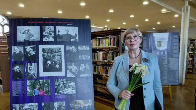 Krāsaina  bilde, LNA izstādes atklāšanā Pētera Pētersona meita Karīna Pētersone