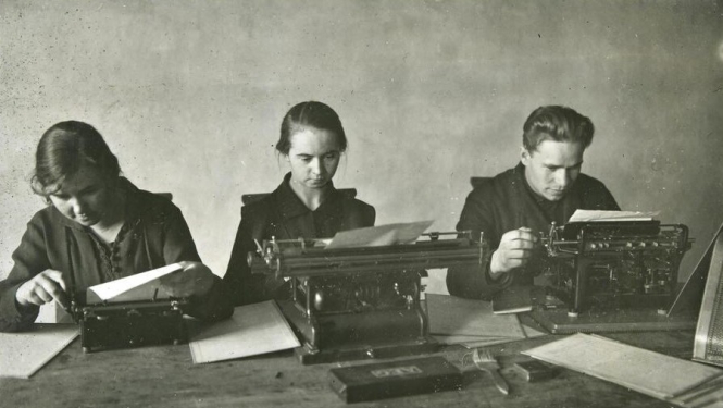 Melnbalta bilde, ilustratīvs attēls no LNA krājuma, divas meitenes un puisis drukā uz rakstāmmašīnām