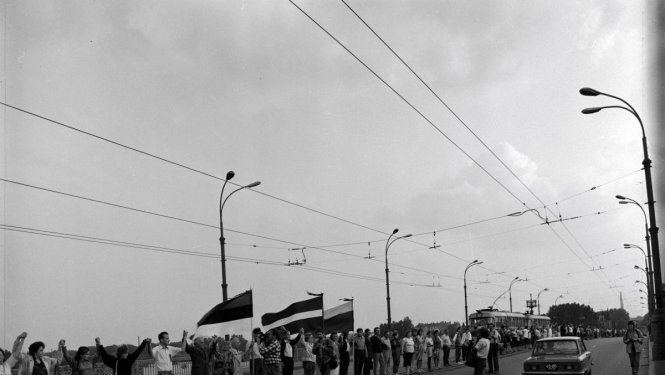Melnbalta bilde, Latvijas Tautas frontes, Igaunijas Tautas frontes un Lietuvas pārbūves kustības "Sojūdis" rikotās protesta akcijas pret padomju okupāciju "Baltijas ceļš" dalībnieki uz Akmens tilta.