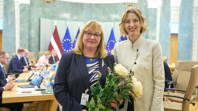 Krāsaina bilde, LNA direktore Māra Sprūdža un kultūras ministre Agnese Lāce, foto: Gatis Rozenfelds / Valsts kanceleja.