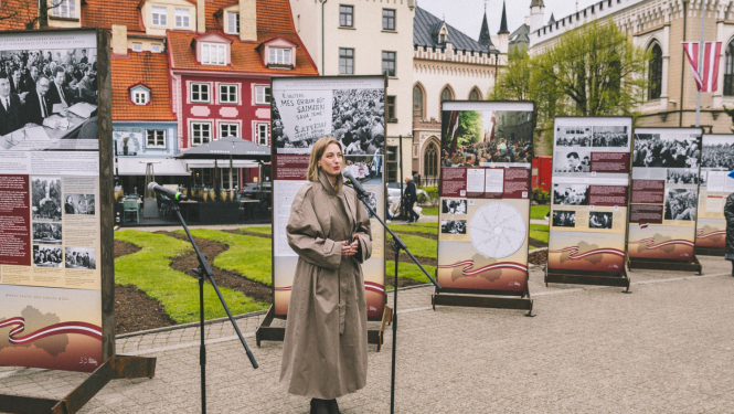 Krāsaina bilde, LNA izstādes "Esam brīvi, neatkarīgi” atklāšana – atzīmējot deklarācijas “Par Latvijas Republikas neatkarības atjaunošanu” 35. gadadienu, Foto: Oskars Artūrs Upenieks, KM