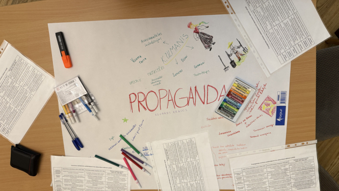 Krāsaina bilde, LVKFFDA jaunais skolēnu projekts, skats uz darba galda