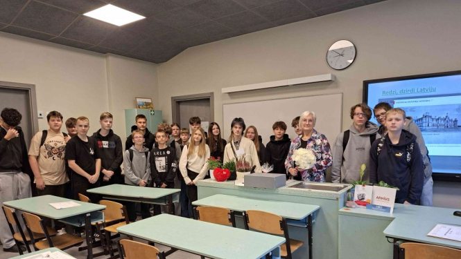 Krāsaina bilde, LNA Valmieras zonālā valsts arhīva eksperte Māra Stabrovska un Valmieras Viestura vidusskolas 8.c klases skolēni