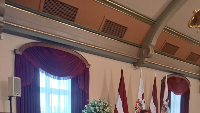 Krāsaina bilde, LNA eksperte Meldra Usenko uzrunā konkursa laureātus