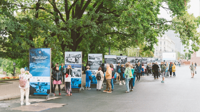 Krāsaina bilde, Izstādes AKCIJA “BALTIJAS CEĻŠ” – VIENOTI BRĪVĪBAI atklāšanas pasākums, fotogrāfs Oskars Artūrs Upenieks