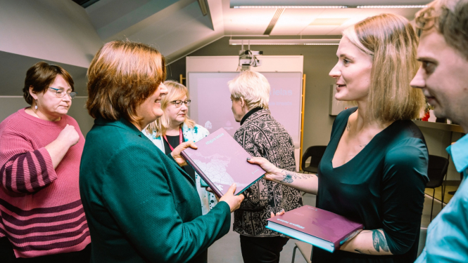 Krāsaina bilde, grāmatas “Rīgas ielas. Labais krasts” atvēršanas pasākums, fotogrāfa Austra Auziņa fotogrāfijas