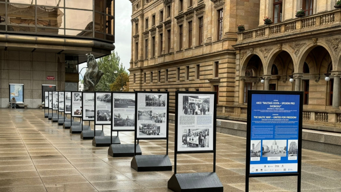 Krāsaina bilde, izstādes "Akcija "Baltijas ceļš" - vienoti brīvībai" eksponēta Prāgā