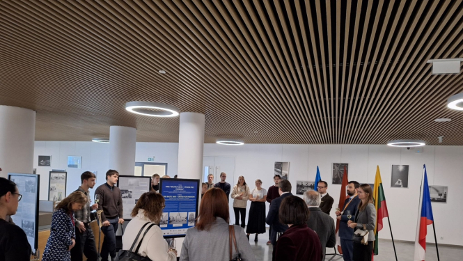 Krāsaina bilde, Kārļa Universitātes Prāgā Sociālo zinātņu fakultātes telpās izstādes “Baltijas ceļš – vienoti brīvībai” atklāšanas pasākums 