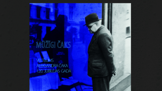 Aleksandrs Čaks pie veikala skatloga. Rīga