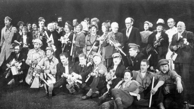 Iestudējuma radošā komanda pēc Kārļa Auškāpa un Andra Jansona dzejas izrādes "'Mūžības skartie" pēc Aleksandra Čaka poēmas motīviem pirmizrādes Dailes teātrī. Rīga, 1987. gada 21. decembris. Fotogrāfs G. Janaitis. LNA