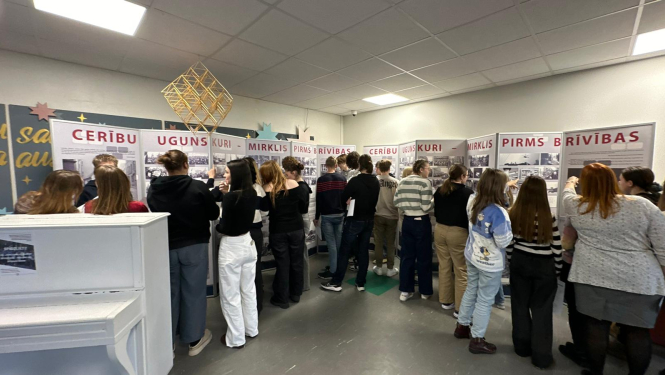 Krāsaina bilde, skolēni iepazīstas ar LNA izstādi “Cerību ugunskuri – mirklis pirms brīvības”, kas eksponēta Jelgavas Spīdolas Valsts ģimnāzijā