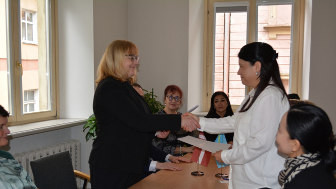 Krāsaina bilde, LNA direktore Māra Sprūdža un Kazahstānas Republikas Kultūras un informācijas ministrijas Arhīvu, dokumentācijas un grāmatu lietu komitejas Centrālā Valsts zinātniski tehniskās dokumentācijas arhīva direktora vietniece Meruerta Baisembajeva paraksta Sadarbības memorandu