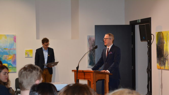 Krāsaina bilde, LNA direktora vietnieks Gatis Karlsons uzrunā Digitālās bibliotēkas atklāšanas pasākuma dalībniekus Cēsīs