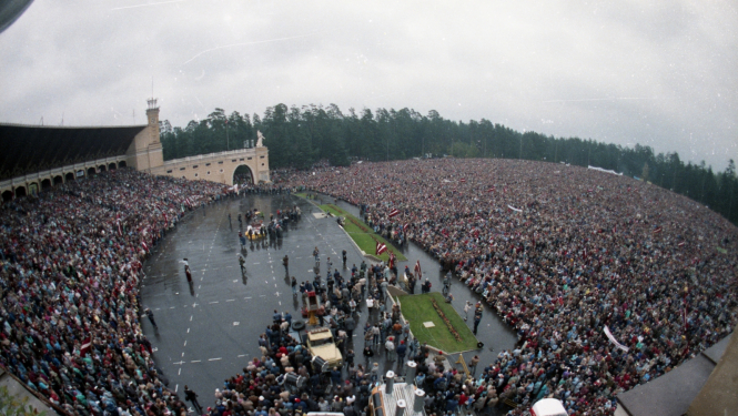 Krāsaina bilde no izstādes "Dziesmas spēks", Dziesmusvētku estrāde Mežaparkā koncerta laikā, skats no labās puses pašas augšas
