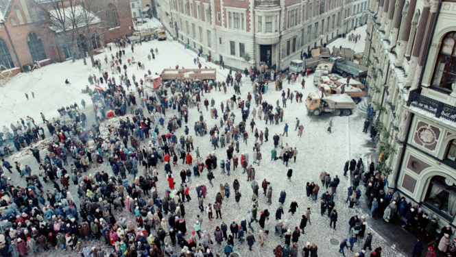 Cilvēku pūlis doma laukumā, skats no augšas