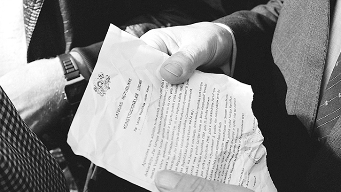 Ieplēsts dokuments vīrieša rokās