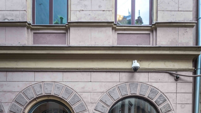 Administrācijas ieeja, Šķūņu ielā 11, Rīga