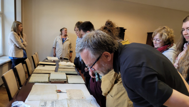 Krāsaina bilde, Igaunijas Nacionālā arhīva pārstāvji pieredzes apmaiņas ietvaros aplūko LNA LVVA atlasītos dokumentus par Igauniju