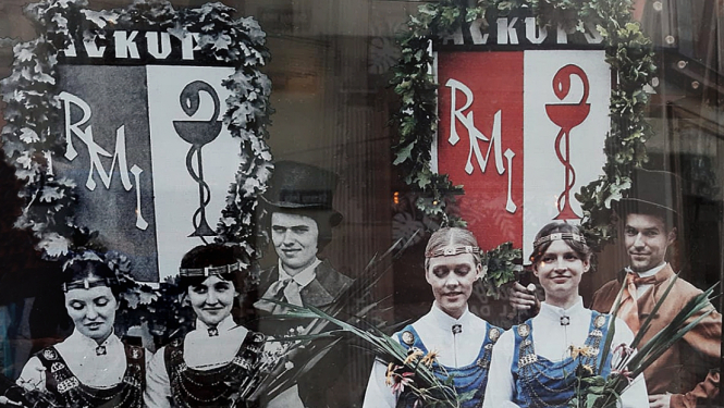 Bilde no izstādes materiāliem - kreisā pusē melnbalta, labā - krāsaina, abās pusēs divi dejotāju pāri līdzīgās pozās - viens no vecā "Ačkupa", otrs- šodienas