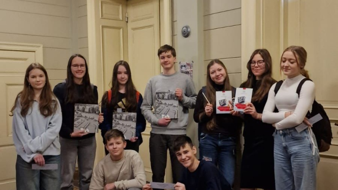 Krāsaina bilde, Rīgas 2. ģimnāzijas skolēni 1991.gada janvāra barikāžu notikumu atceres pasākumā