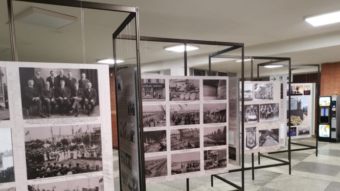 Krāsaina bilde, izstādes "Ir Latvija. Ir Latvija brīva" izstādes stendi Daugavpils Universitātē