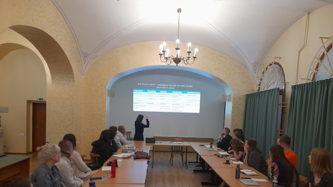 Krāsaina bilde, īskursa apmācības LNA administrācijas lielajā zālē, ekrānā prezentācija, pie galdiem sēž kursa dalībnieki