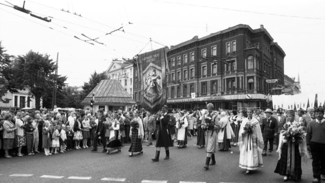 XX Vispārējie latviešu Dziesmu un X Deju svētku dalībnieku gājiens. Dalībnieku pulcēšanās gājiena svinīgajam sākumam pie Brīvības pieminekļa. Rīga, 1990. gada 7. jūlijs. 