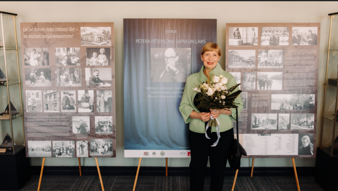 Krāsaina bilde, Pētera Pētersona meita Karina Pētersone izstādes atklāšanā Liepājā
