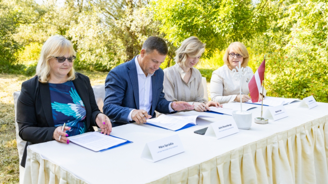 Krāsaina bilde, Līguma parakstīšana par nacionālā dokumentārā mantojuma un nacionālā muzeju krājuma saglabāšanas infrastruktūras – LNA Vidzemes reģiona centra, VZD Vidzemes reģionālās pārvaldes centrālā arhīva un Cēsu Vēstures un mākslas muzeja krātuvju ēkas – uzbūvēšanu un iekārtošanu Cēsīs (Rīgas ielā 78)