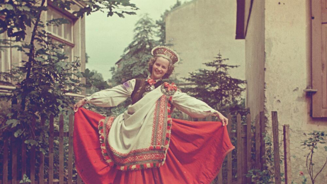 Krāsaina bilde, sieviete Nīcas tautas tērpā