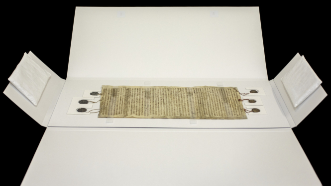 Krāsaina bilde, dokumentu mapē ievietots 13.gadsimta dokuments ar zīmogiem, redzams viss dokuments, dokumenta nosaukums - 1259.-1263. gada tirdzniecības līgums starp Novgorodu un vācu pilsētām, un Gotlandi