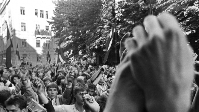 cilvēki, karogi, sadotas rokas, 4.maijs