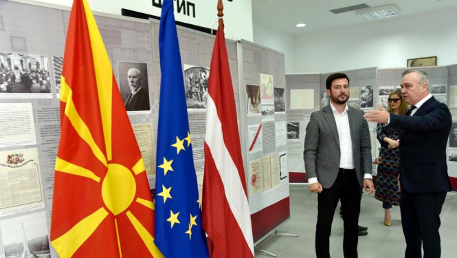 karogi, izstāde, cilvēki