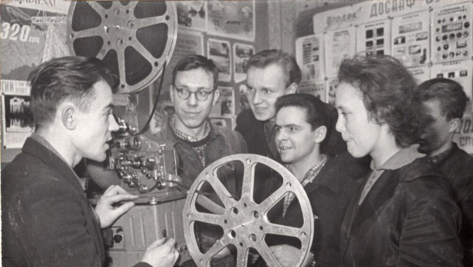 6 cilvēki ar kinolenti rokās