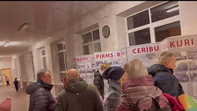 Krāsaina bilde, izstāde “Cerību ugunskuri – mirklis pirms brīvības” eksponēta Rīgas 41. vidusskolā