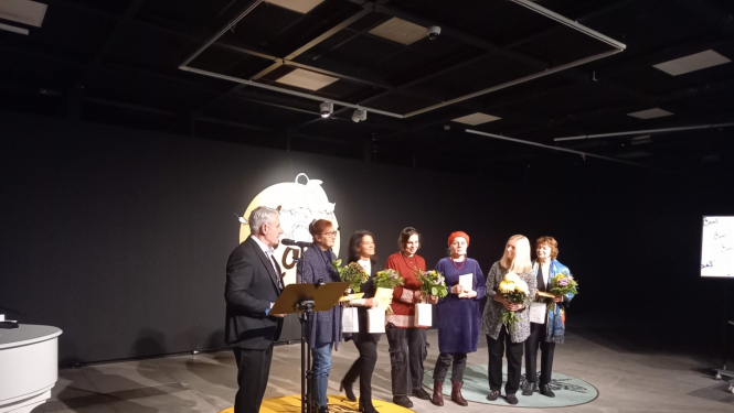 Krāsaina bilde - A.Čaka balvas nominanti uz skatuves, 7 personas