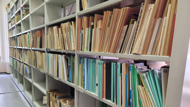 Krāsaina bilde, LNA bibliotēkas plaukti ar mapēm