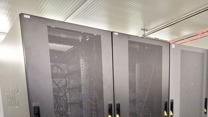 Krāsaina bilde, servera skapis