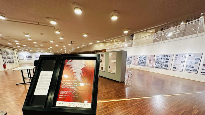 Krāsaina bilde, “Ir Latvija. Ir Latvija brīva” prezentēta Liepājas koncertzāles mākslas telpā “Civita Nova”, izstādes ekspozīcija