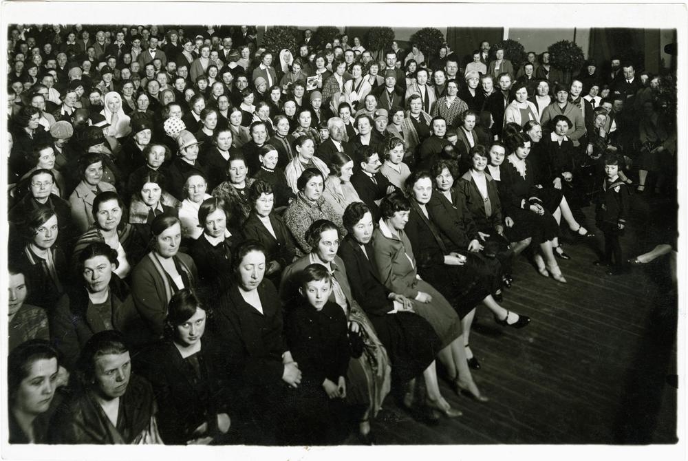 Melnbalts grupas foto, sievietes lielā zālē