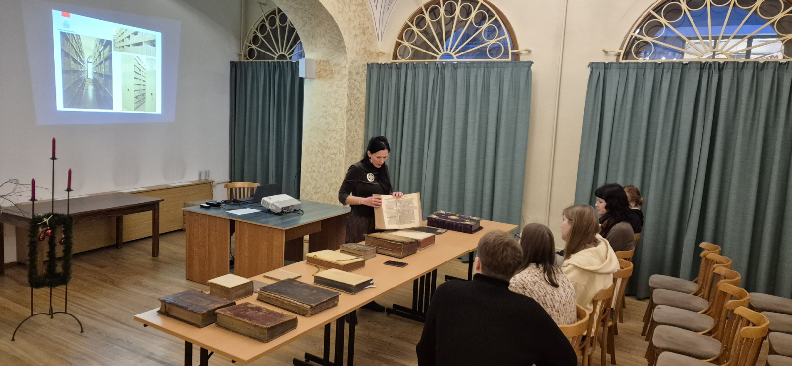 Krāsaina bilde, LNA bibliotēkā LU studenti iepazīstas ar Vidzemes bruņniecības seniespiedumiem