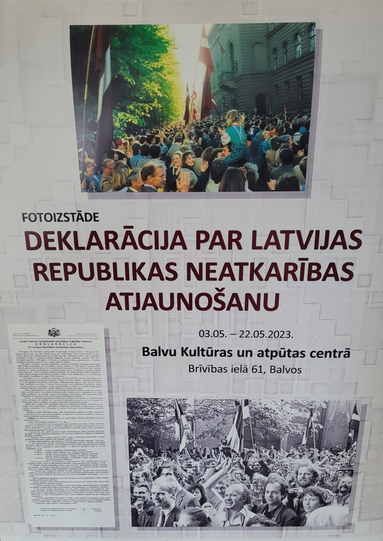 Izstādes afiša, uzraksts "Deklarācija par Latvijas Republikas neatkarības atjaunošanu", divas fotogrāfijas no izstādes
